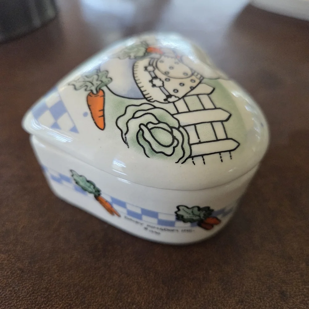 Daisy Kingdom Hunny Bunny Trinket Box 1990